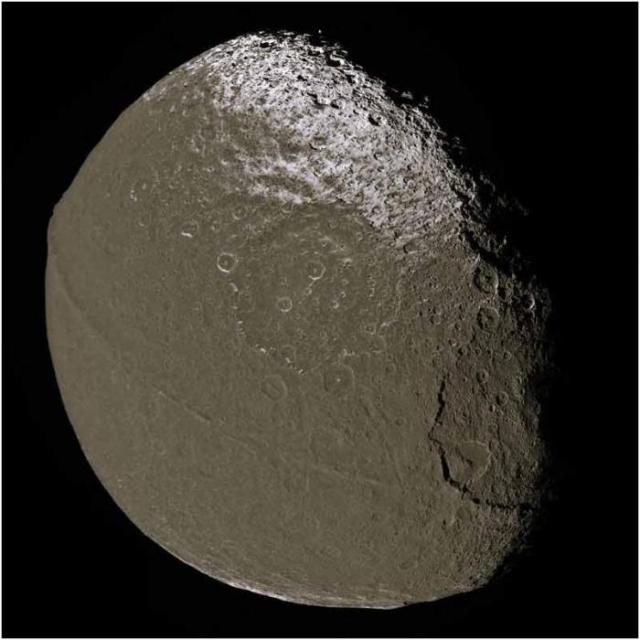 La Luna es artificial Luna-iapetus-2-8